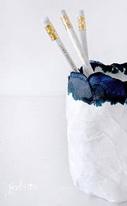 Minimalistische Pappmaché Schalen in Indigoblau & Weiß