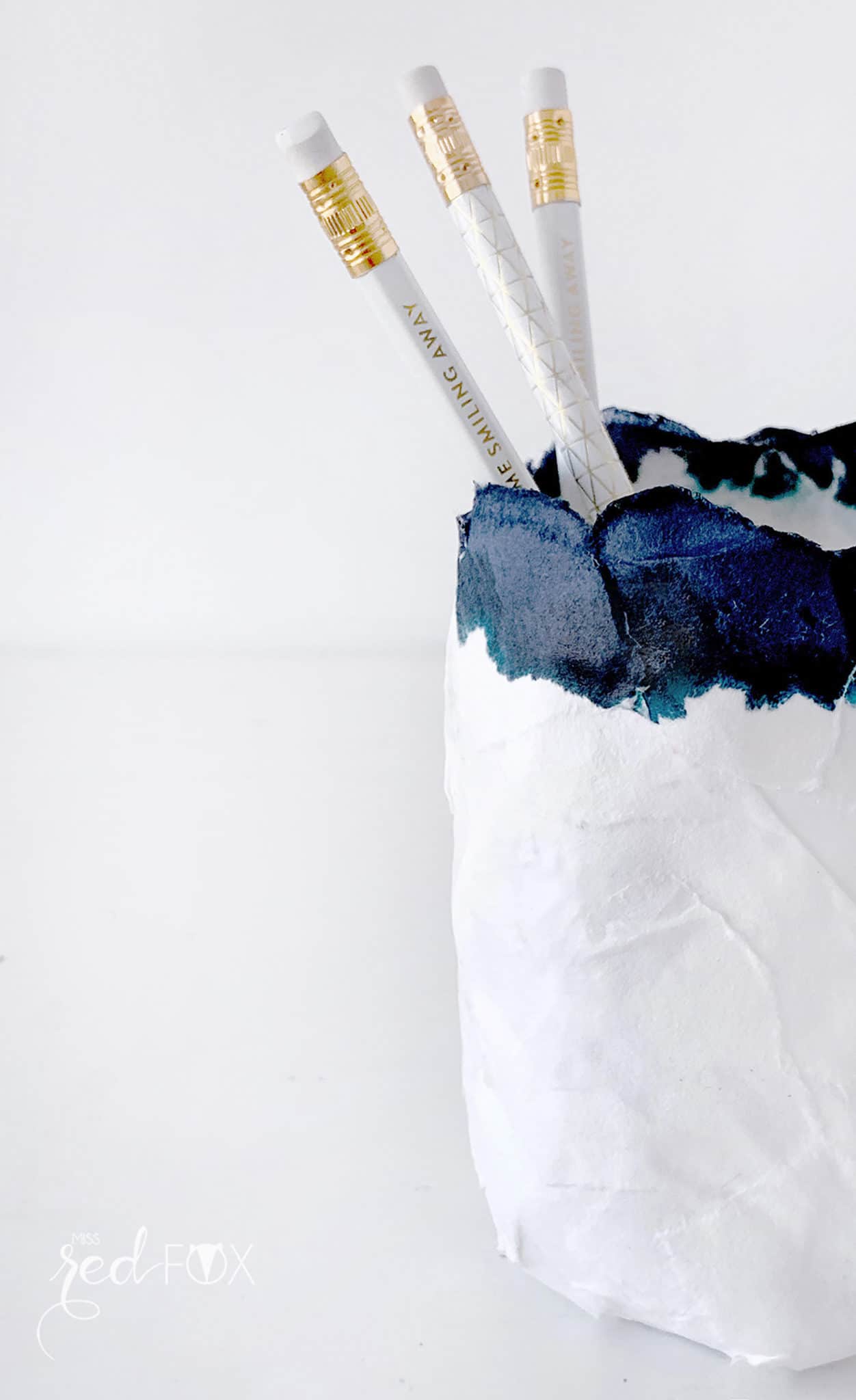 Minimalistische Pappmaché Schalen in Indigoblau & Weiß