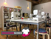 Mehrere Nähmaschinen in einem Workshopraum bei Handmade Kultur, kreative Handarbeit und Nähkunst, ideal für Nähbegeisterte und DIY-Liebhaber, gemeinsames kreatives Arbeiten.