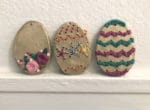 Bunte Ostereier basteln und sticken aus Modelliermasse