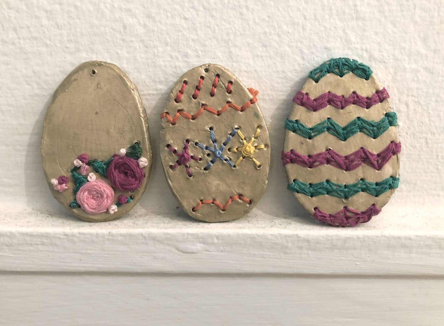 Bunte Ostereier basteln und sticken aus Modelliermasse