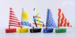 Selbstgemachte Spielzeug-Boote und ein Plakat dazu