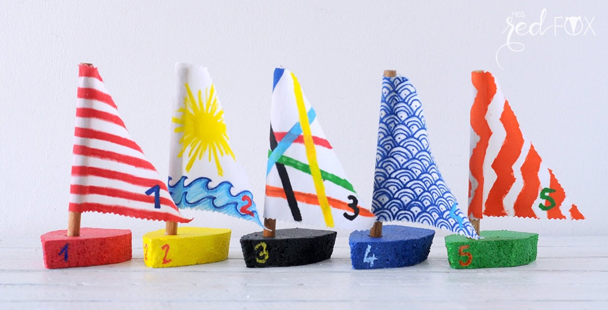 Selbstgemachte Spielzeug-Boote und ein Plakat dazu