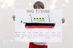 Selbstgemachte Spielzeug-Boote und ein Plakat dazu