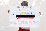 Selbstgemachte Spielzeug-Boote und ein Plakat dazu