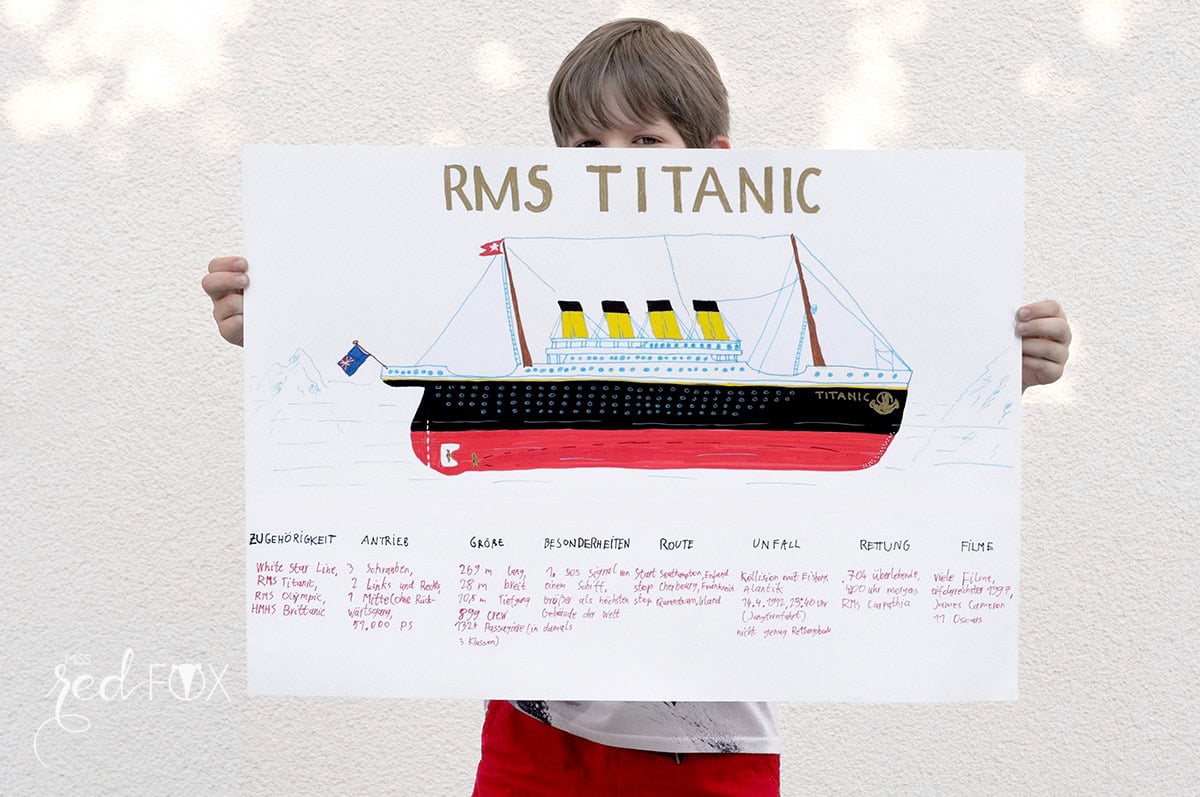 Selbstgemachte Spielzeug-Boote und ein Plakat dazu