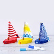 Selbstgemachte Spielzeug-Boote und ein Plakat dazu