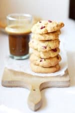 Hurra Rhabarberzeit! Rezept für knusprige Rhabarber-White-Chocolate-Cookies