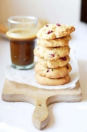 Hurra Rhabarberzeit! Rezept für knusprige Rhabarber-White-Chocolate-Cookies