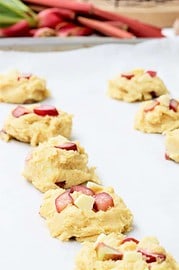 Hurra Rhabarberzeit! Rezept für knusprige Rhabarber-White-Chocolate-Cookies