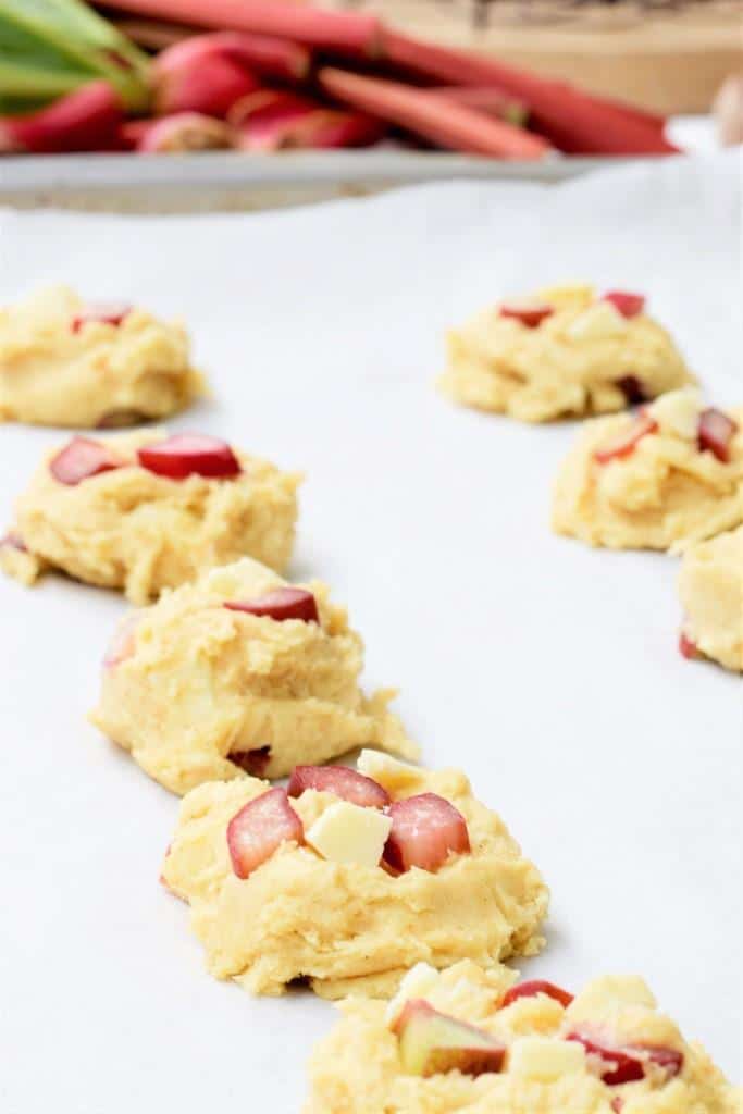 Hurra Rhabarberzeit! Rezept für knusprige Rhabarber-White-Chocolate-Cookies