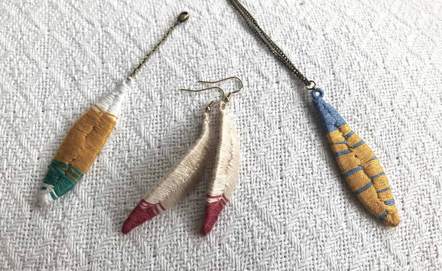 Wunderschönen Schmuck im Federstile sticken