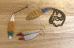 Wunderschönen Schmuck im Federstile sticken