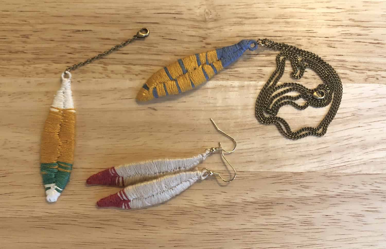 Wunderschönen Schmuck im Federstile sticken