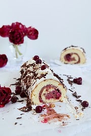 SCHOKO-BISKUITROLLE MIT VIVANI SCHOKOLADE UND BESCHWIPSTEN KIRSCHEN