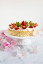 TRES-LECHES-KUCHEN MIT ERDBEEREN & MINZE