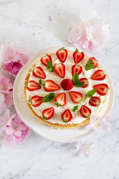 TRES-LECHES-KUCHEN MIT ERDBEEREN & MINZE