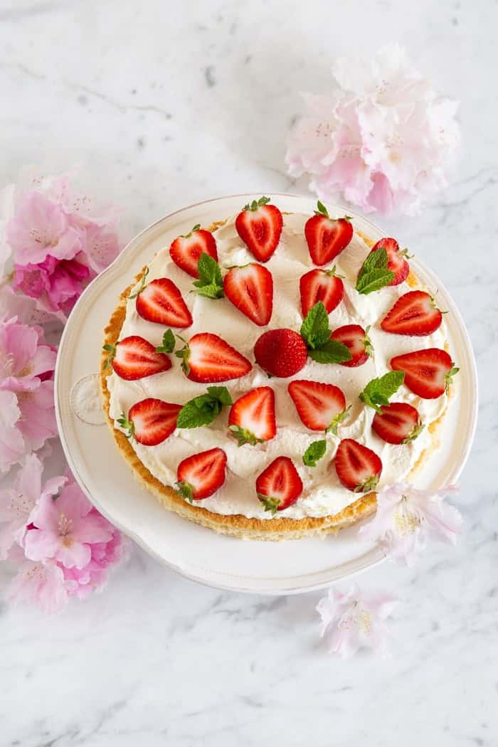 TRES-LECHES-KUCHEN MIT ERDBEEREN &amp; MINZE
