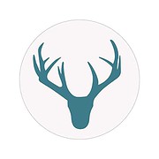 Stilisiertes Hirschkopf-Logo in Blau, symbolisiert Natur und Handwerkskunst, passend für Handmade Kultur, kreative und nachhaltige Produkte.