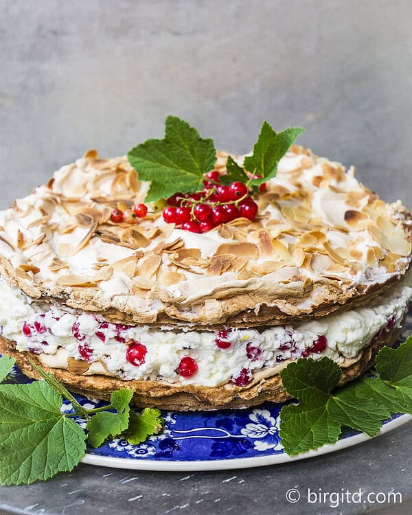 Mandelbaisertorte mit Johannisbeer-Mascarponefüllung