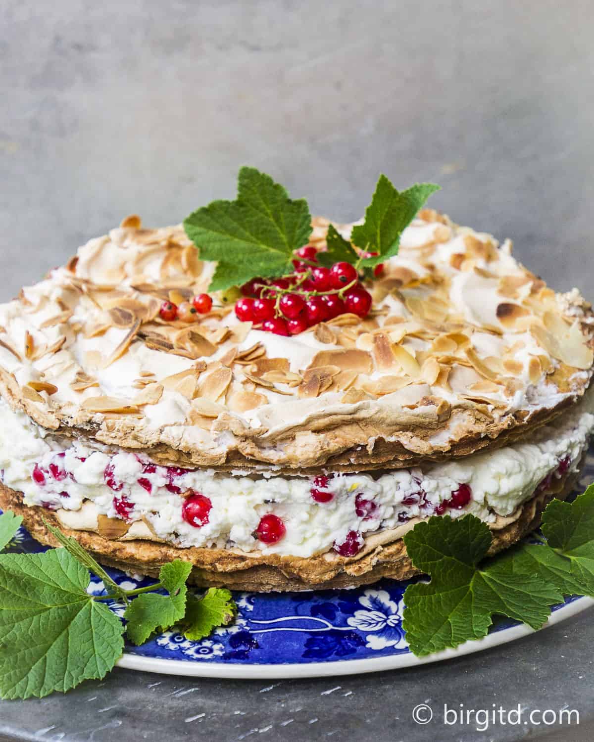 Mandelbaisertorte mit Johannisbeer-Mascarponefüllung
