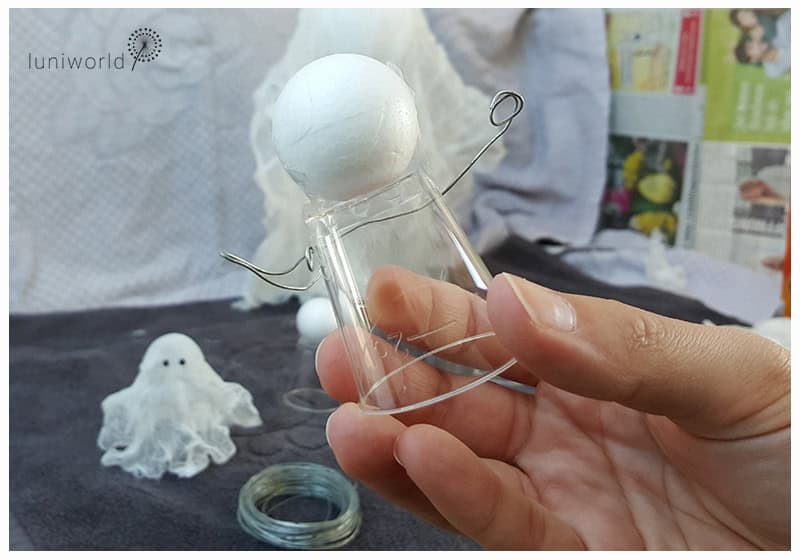 Kleine Geister zu Halloween aus Wäschestärke und Käsetuch