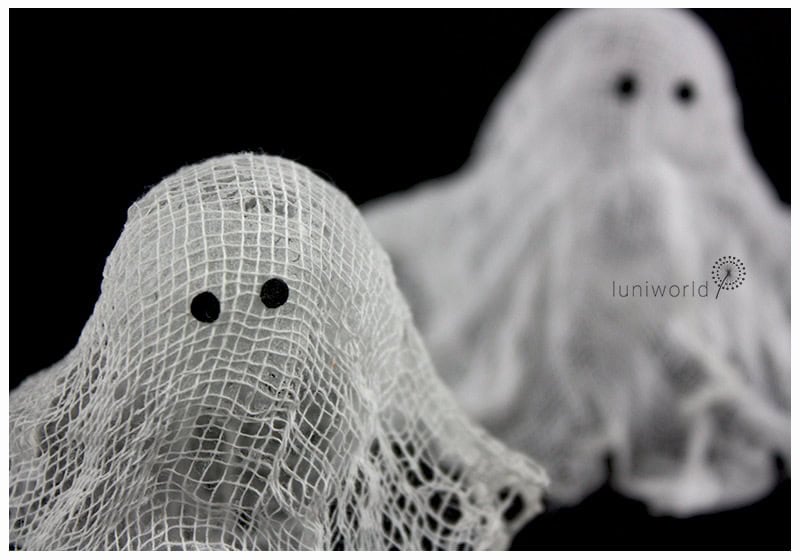 Kleine Geister zu Halloween aus Wäschestärke und Käsetuch