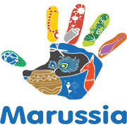 Kreative Handwerkskunst und kulturelle Vielfalt in Marussia, dargestellt durch eine bunte Hand mit verschiedenen traditionellen Mustern und Symbolen.