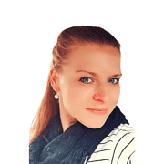 Porträt einer Frau mit blauen Augen, braunem Haar und einem schwarzen Schal, die für Handmade Kultur steht, mit Fokus auf Handwerkskunst und Kreativität.