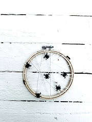 SPINNENNETZ IM STICKRAHMEN ZU HALLOWEEN