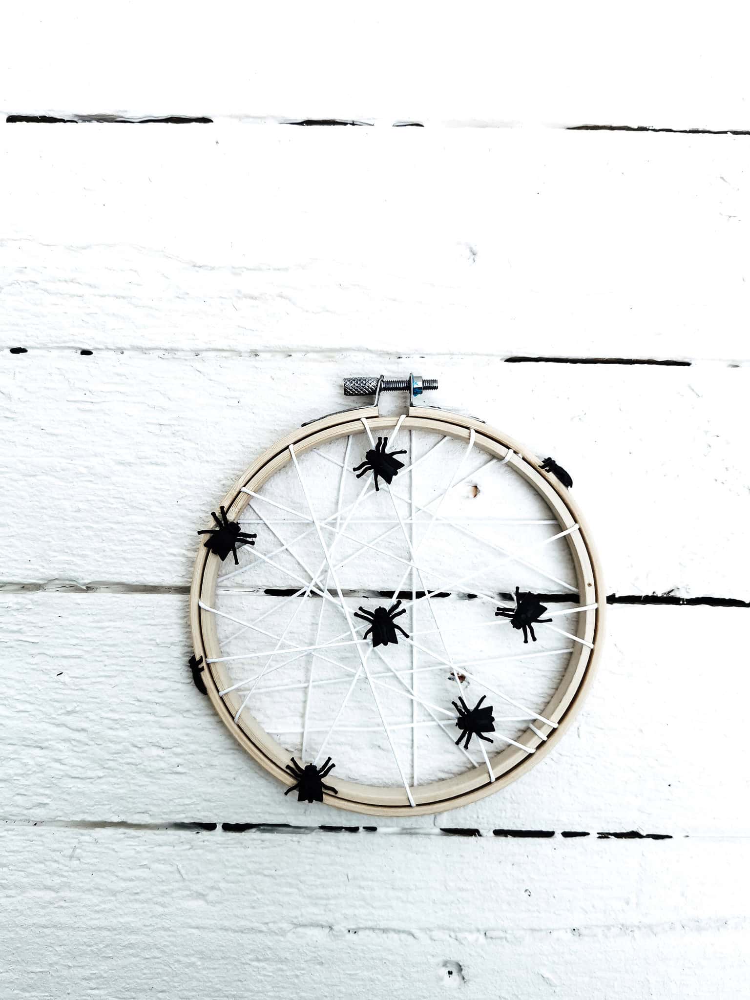 SPINNENNETZ IM STICKRAHMEN ZU HALLOWEEN