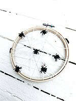 SPINNENNETZ IM STICKRAHMEN ZU HALLOWEEN
