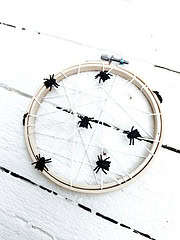 SPINNENNETZ IM STICKRAHMEN ZU HALLOWEEN