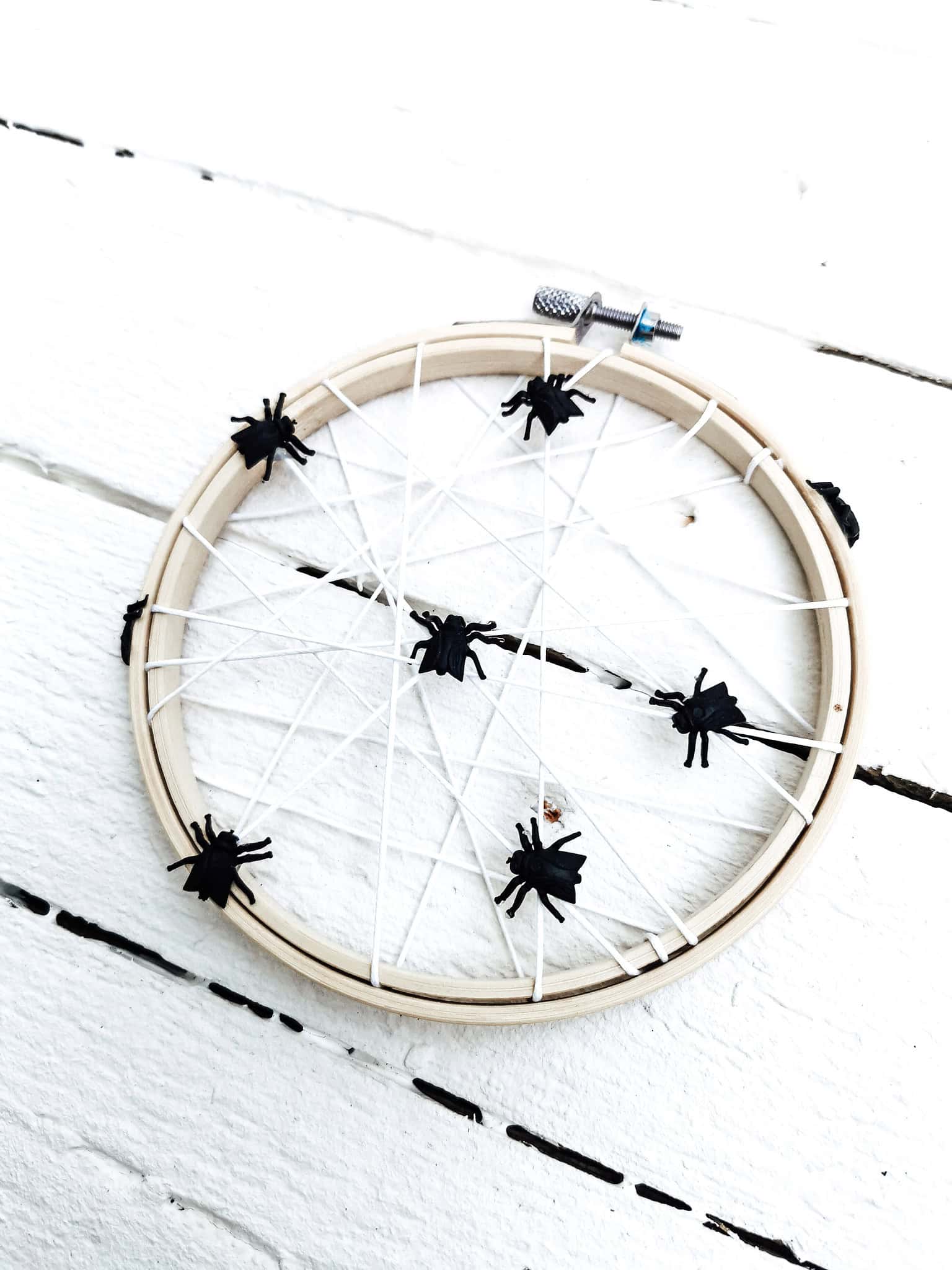 SPINNENNETZ IM STICKRAHMEN ZU HALLOWEEN