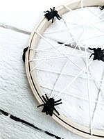 SPINNENNETZ IM STICKRAHMEN ZU HALLOWEEN