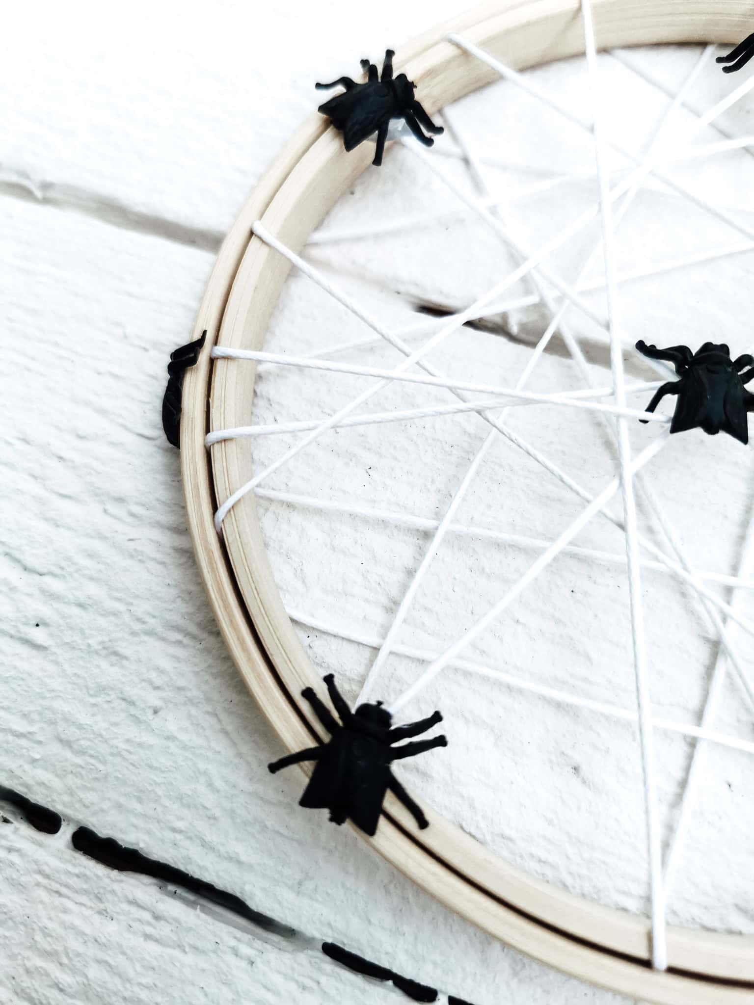 SPINNENNETZ IM STICKRAHMEN ZU HALLOWEEN