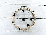 SPINNENNETZ IM STICKRAHMEN ZU HALLOWEEN