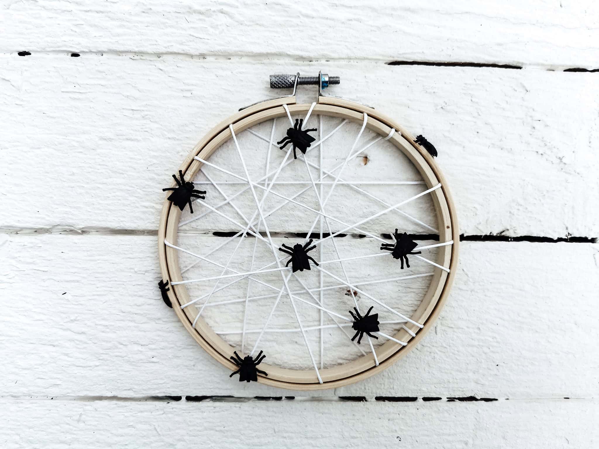 SPINNENNETZ IM STICKRAHMEN ZU HALLOWEEN