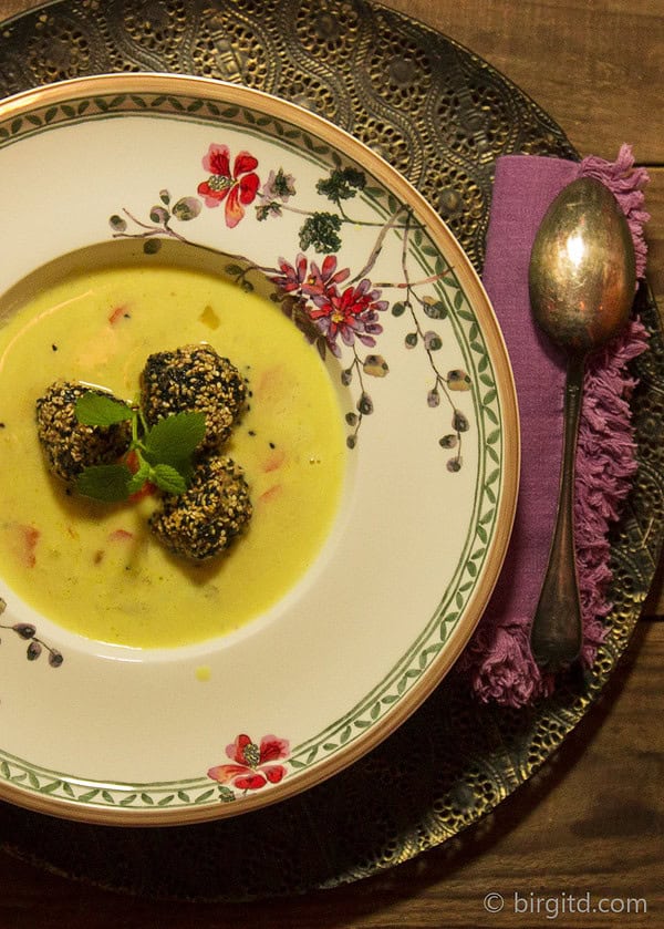 Kichererbsensuppe mit orientalischen Sesam-Fleischklößchen