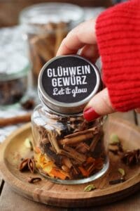 Glühweingewürz selbstgemacht fürs Weihnachtsmarkt-Feeling Zuhause (mit Freebie Etikett!)