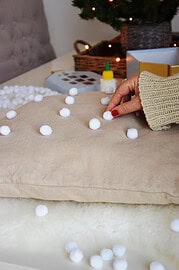 5-Minuten-DIY für ein winterliches Kissen im Skandi Look
