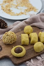 Zarte Mandelplätzchen mit Schoko-Kern und Haselnuss-Crunch