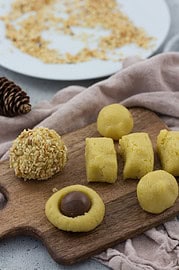Zarte Mandelplätzchen mit Schoko-Kern und Haselnuss-Crunch
