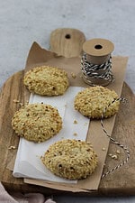 Zarte Mandelplätzchen mit Schoko-Kern und Haselnuss-Crunch