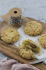 Zarte Mandelplätzchen mit Schoko-Kern und Haselnuss-Crunch
