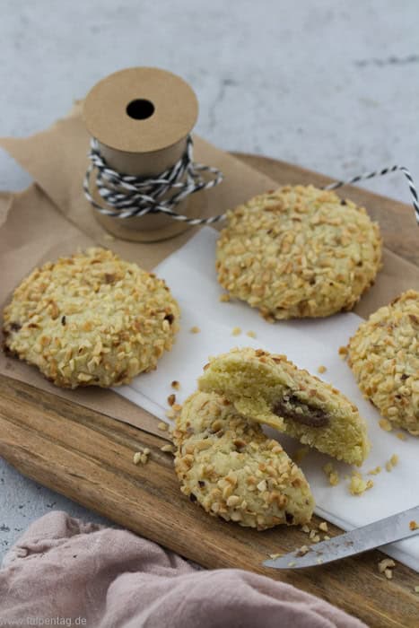 Zarte Mandelplätzchen mit Schoko-Kern und Haselnuss-Crunch