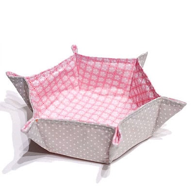 Handgefertigte Stoffschale mit rosa und grauen Polka-Dots, ideal für Dekoration oder Aufbewahrung in kreativen Handarbeitsprojekten.