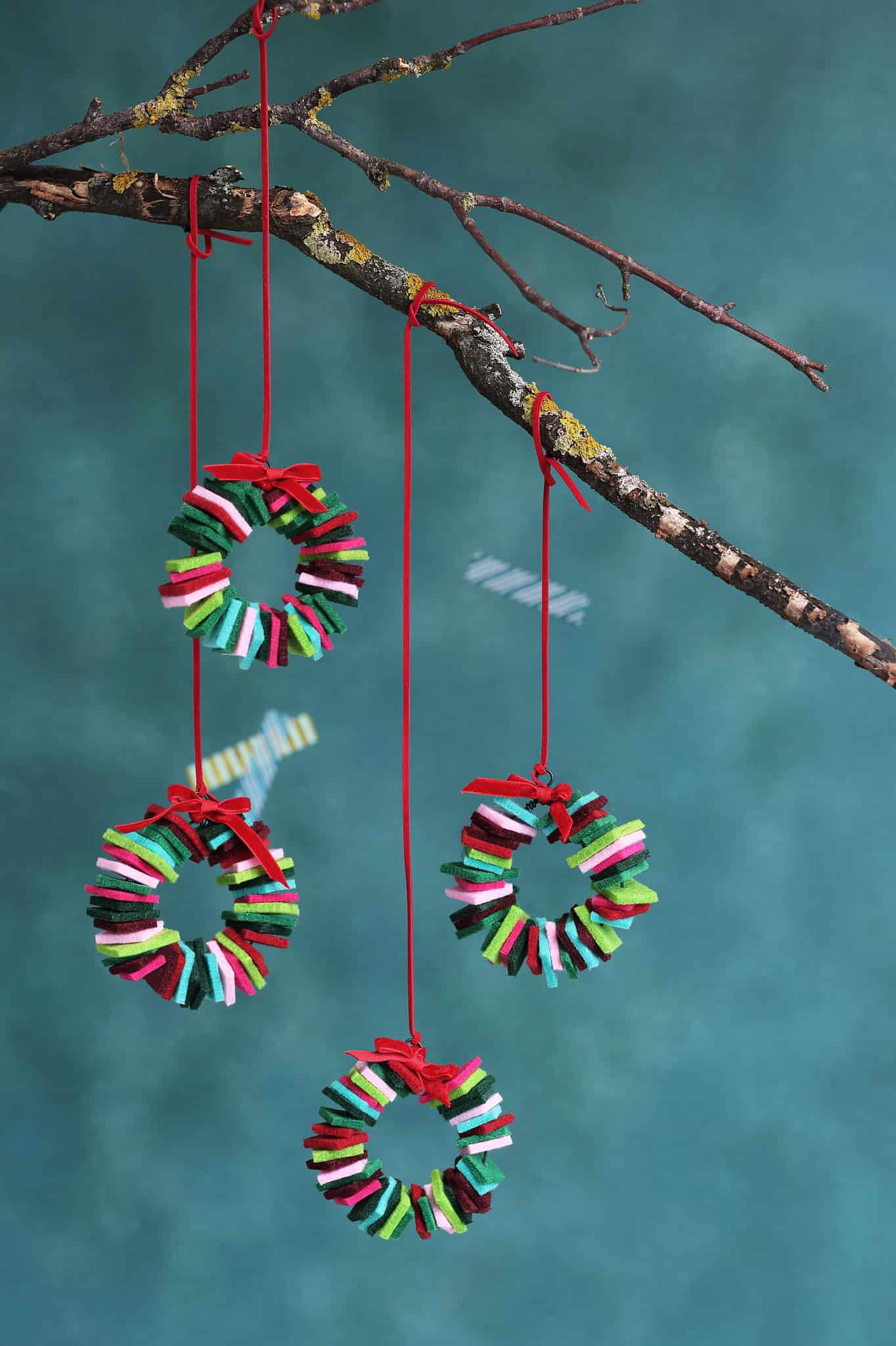 Kleine weihnachtliche Kränze aus Filz