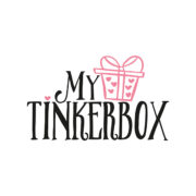 My Tinkerbox Logo mit Geschenkbox in Pink und schwarzen Schriftzug, ideal für kreative Geschenkideen und DIY-Projekte bei Handmade Kultur.