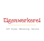 Logo der Eigenwerkkerei mit roten Schriftzug Eigenwerkkerei und Untertitel DIY Kurse Beratung Service, geeignet für handgemachte und kreative Projekte.